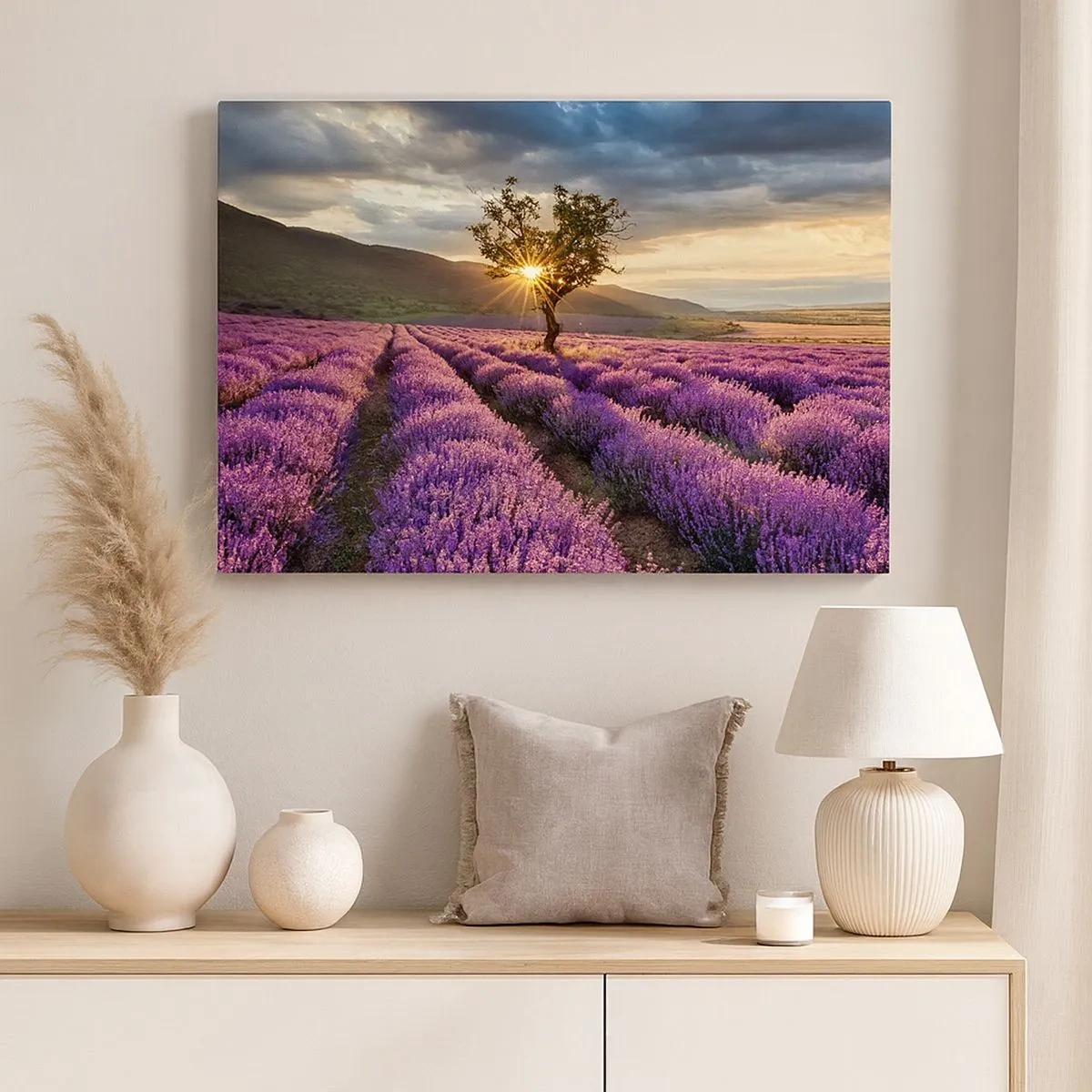 Tablou pe pânză Canvas - Un câmp de lavandă cu un copac singuratic la apus - 70x50cm - Aroma în liliac - Decorațiune modernă pentru perete pentru living și dormitor ARTTOR