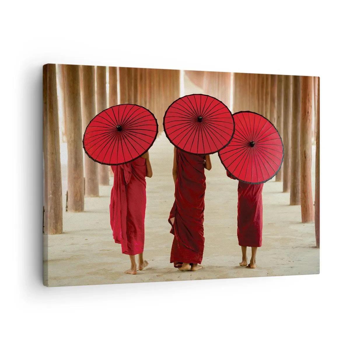 Tablou pe pânză Canvas - Trei călugări cu umbrele roșii în arhitectura tradițională - 70x50cm - Pe drumul spre Tărâmul Pur - Decorațiune modernă pentru perete pentru living și dormitor ARTTOR