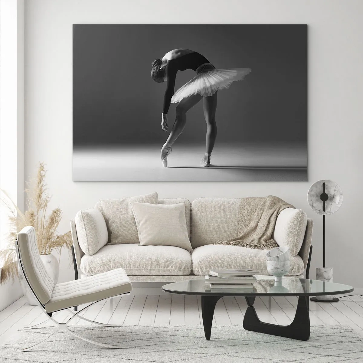 Tablou pe sticlă - Siluetă alb-negru a unei balerine într-o poză grațioasă - 70x50cm - Bella balerina - Decorațiune modernă pentru perete pentru living și dormitor ARTTOR