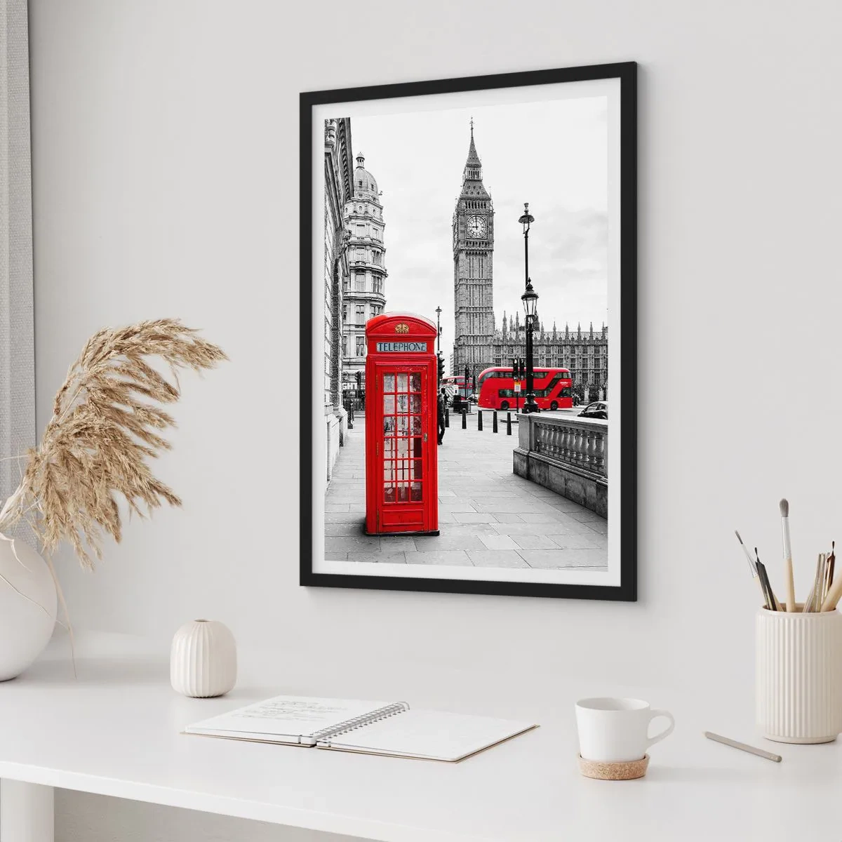Poster în ramă neagră - O cabină telefonică roșie cu Big Ben și un autobuz în fundal. - 50x70cm - Fără îndoială, Londra - Decorațiune modernă pentru perete pentru living și dormitor ARTTOR