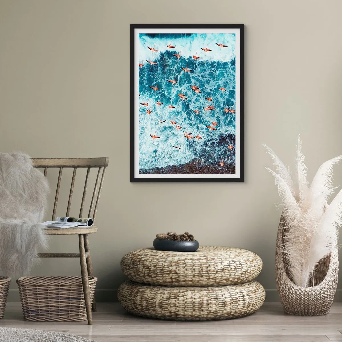Poster în ramă neagră - Flamingo deasupra valurilor oceanului în culori intense - 50x70cm - Parada de la malul mării - Decorațiune modernă pentru perete pentru living și dormitor ARTTOR