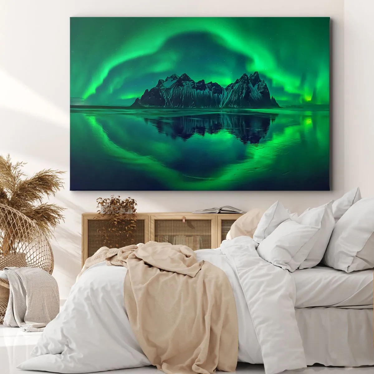 Tablou pe pânză Canvas - Munți înconjurați de aurora boreală reflectată în apă - 70x50cm - În brațele aurorei - Decorațiune modernă pentru perete pentru living și dormitor ARTTOR