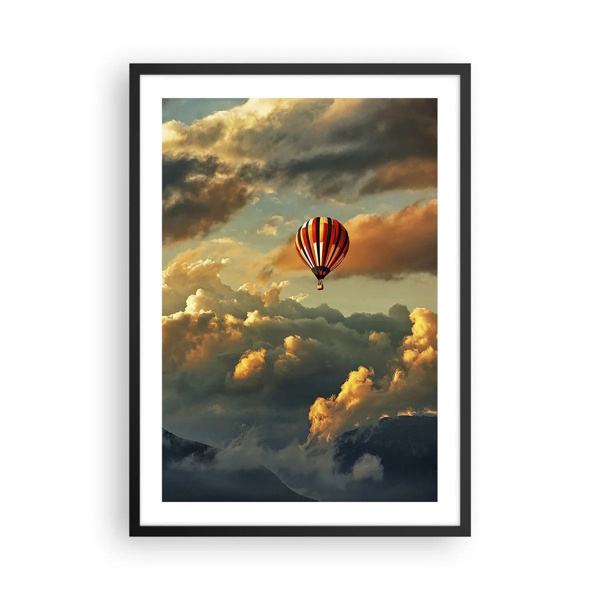 Poster în ramă neagră - Un balon printre nori la apus - 50x70cm - Zbor pentru că vreau - Decorațiune modernă pentru perete pentru living și dormitor ARTTOR