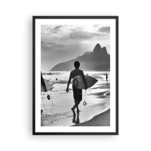 Poster în ramă neagră - Un surfer pe plajă într-o fotografie alb-negru - 50x70cm - Samba pentru un val - Decorațiune modernă pentru perete pentru living și dormitor ARTTOR