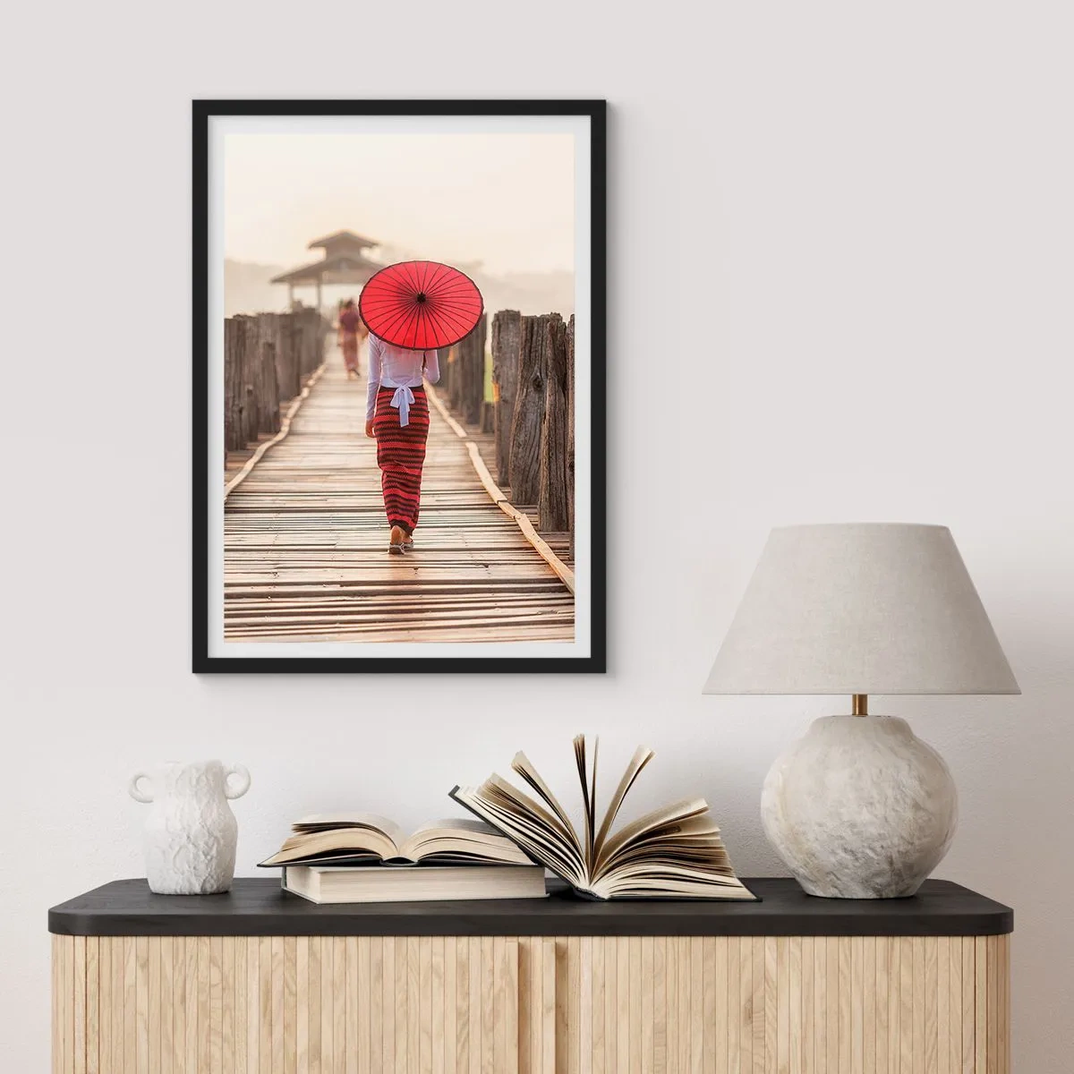 Poster în ramă neagră - O femeie cu o umbrelă roșie pe un pod de lemn - 50x70cm - Pe podul vechi - Decorațiune modernă pentru perete pentru living și dormitor ARTTOR