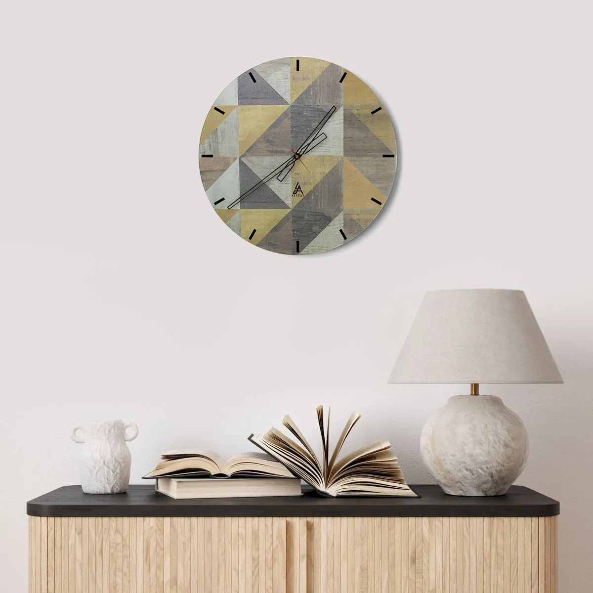 Ceas de perete - Ceas pe sticlă - Model geometric de triunghiuri în nuanțe de gri și bej - 30x30cm - La unghiul triunghiului - Decorațiune modernă pentru perete pentru living, bucătărie și dormitor ARTTOR
