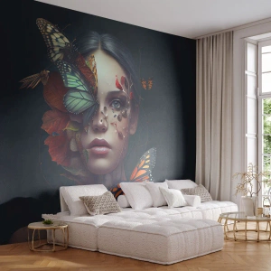Tapet Standard Eco - Portretul unei femei cu fluturi și frunze pe față - 100x70cm - Transformare minunată - Decorațiune modernă pentru perete pentru living și dormitor ARTTOR