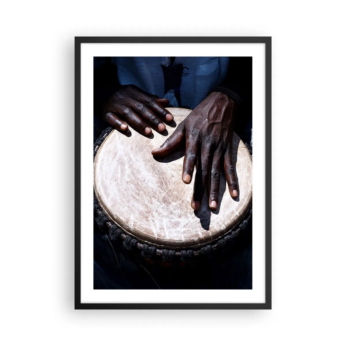 Poster în ramă neagră - Mâini cântând la o tobă djembe într-un joc ritmic - 50x70cm - Trăiește în ritmul tău - Decorațiune modernă pentru perete pentru living și dormitor ARTTOR