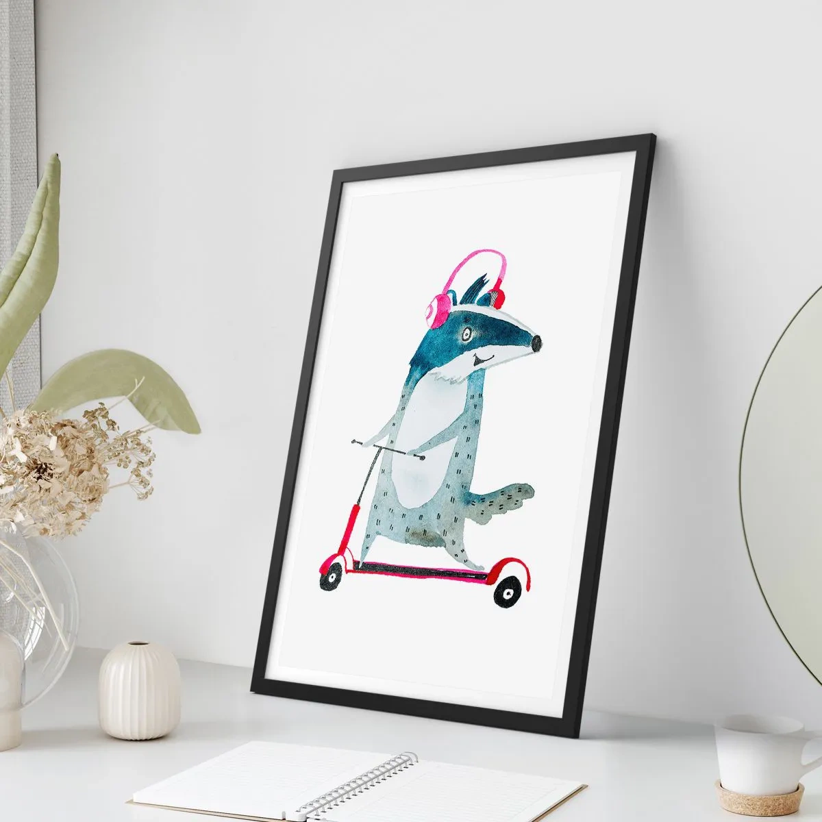 Poster în ramă neagră - Ilustrație a unui bursuc pe un scuter purtând căști roz - 50x70cm - Bucurie de bursuc - Decorațiune modernă pentru perete pentru living și dormitor ARTTOR