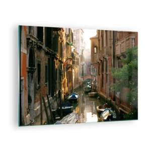 Tablou pe sticlă - Un canal venețian cu bărci înconjurat de case istorice de locuit - 70x50cm - Pe o străduță venețiană - Decorațiune modernă pentru perete pentru living și dormitor ARTTOR