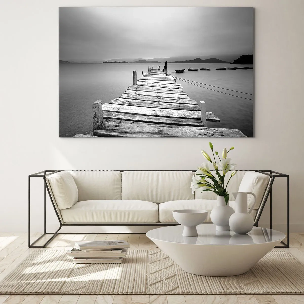 Tablou pe sticlă - Debarcader din lemn peste un lac liniștit, în alb și negru - 70x50cm - Dincolo de munți, dincolo de mări - Decorațiune modernă pentru perete pentru living și dormitor ARTTOR