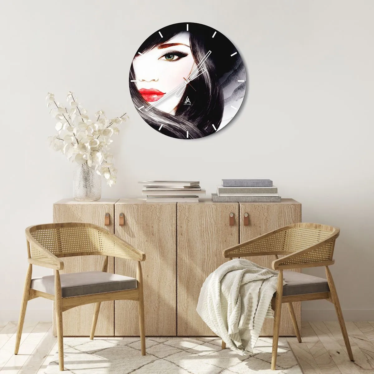 Ceas de perete - Ceas pe sticlă - Portretul artistic al unei femei cu ochi de safir - 30x30cm - Privirea de safir - Decorațiune modernă pentru perete pentru living, bucătărie și dormitor ARTTOR
