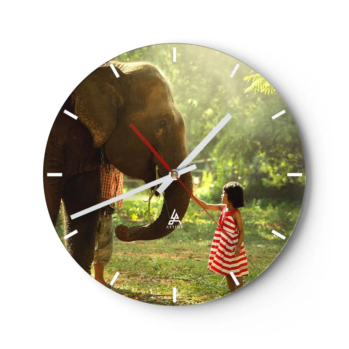 Ceas de perete - Ceas pe sticlă - O fată într-o rochie roșie atinge trompa unui elefant în pădure. - 30x30cm - Puterea prieteniei - Decorațiune modernă pentru perete pentru living, bucătărie și dormitor ARTTOR