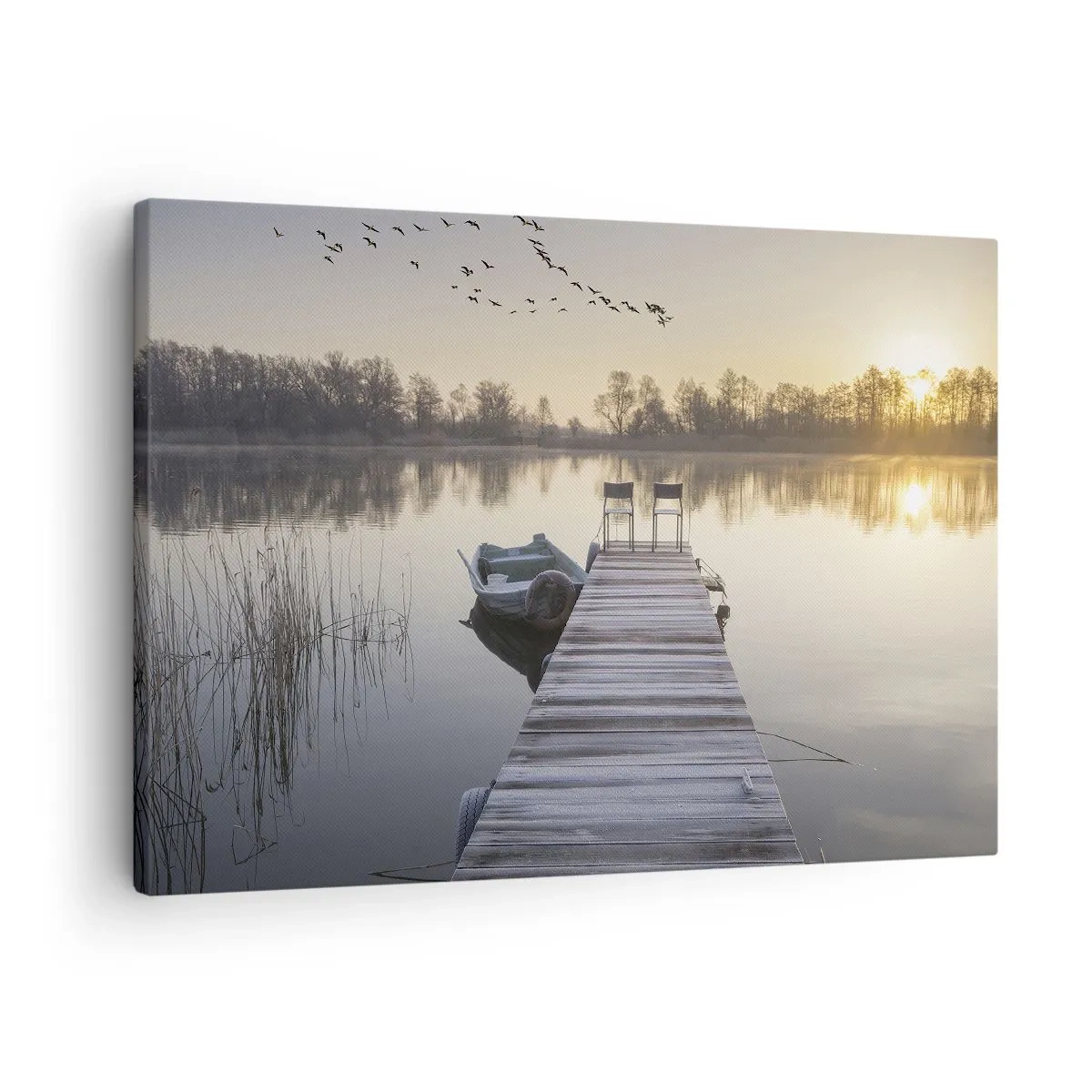 Tablou pe pânză Canvas - Un dig pe malul lacului dimineața, cu o barcă și scaune - 70x50cm - O să mă întorc în curând - Decorațiune modernă pentru perete pentru living și dormitor ARTTOR