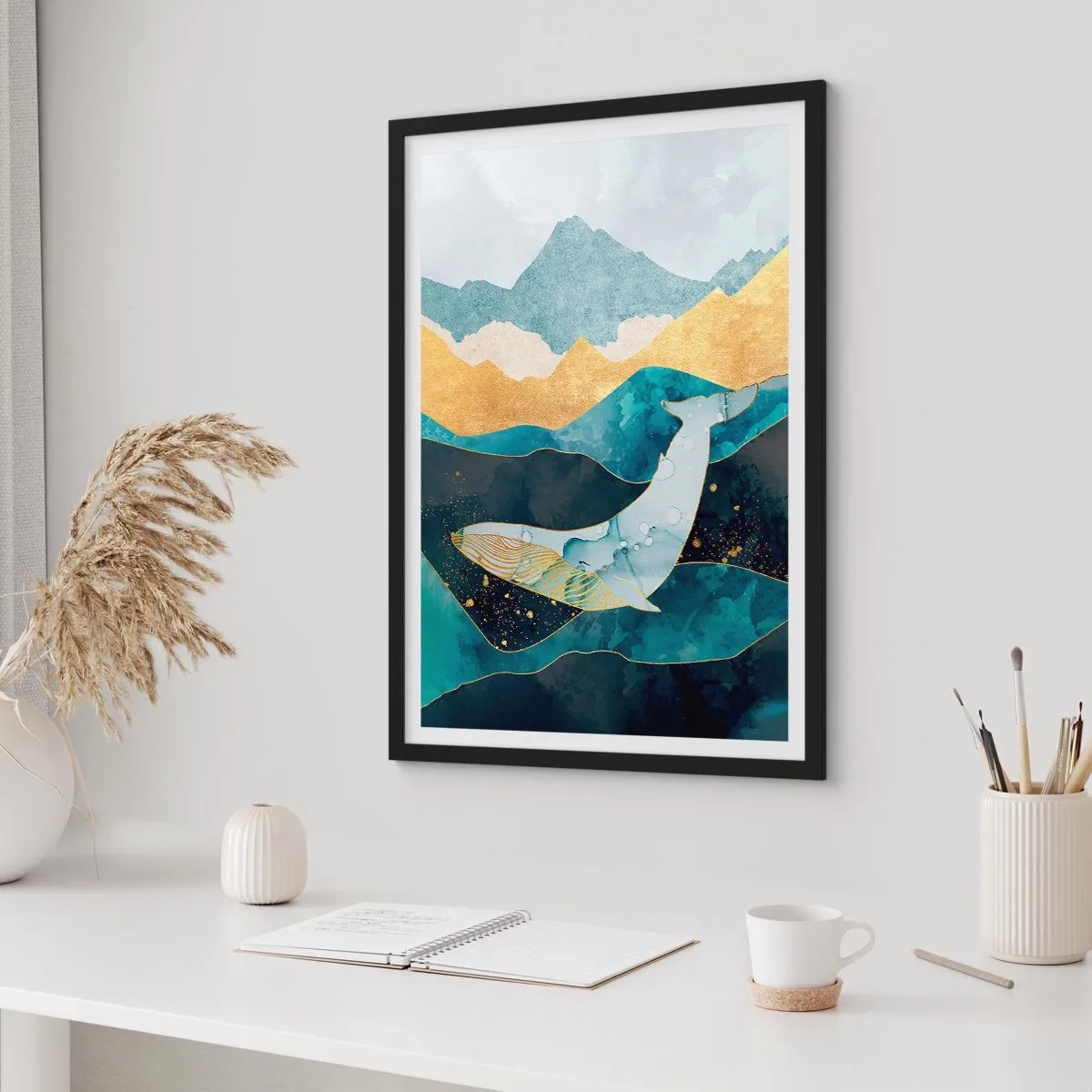 Poster în ramă neagră - O balenă abstractă plutind printre valuri aurii. - 50x70cm - Frumusețea rece a nordului - Decorațiune modernă pentru perete pentru living și dormitor ARTTOR