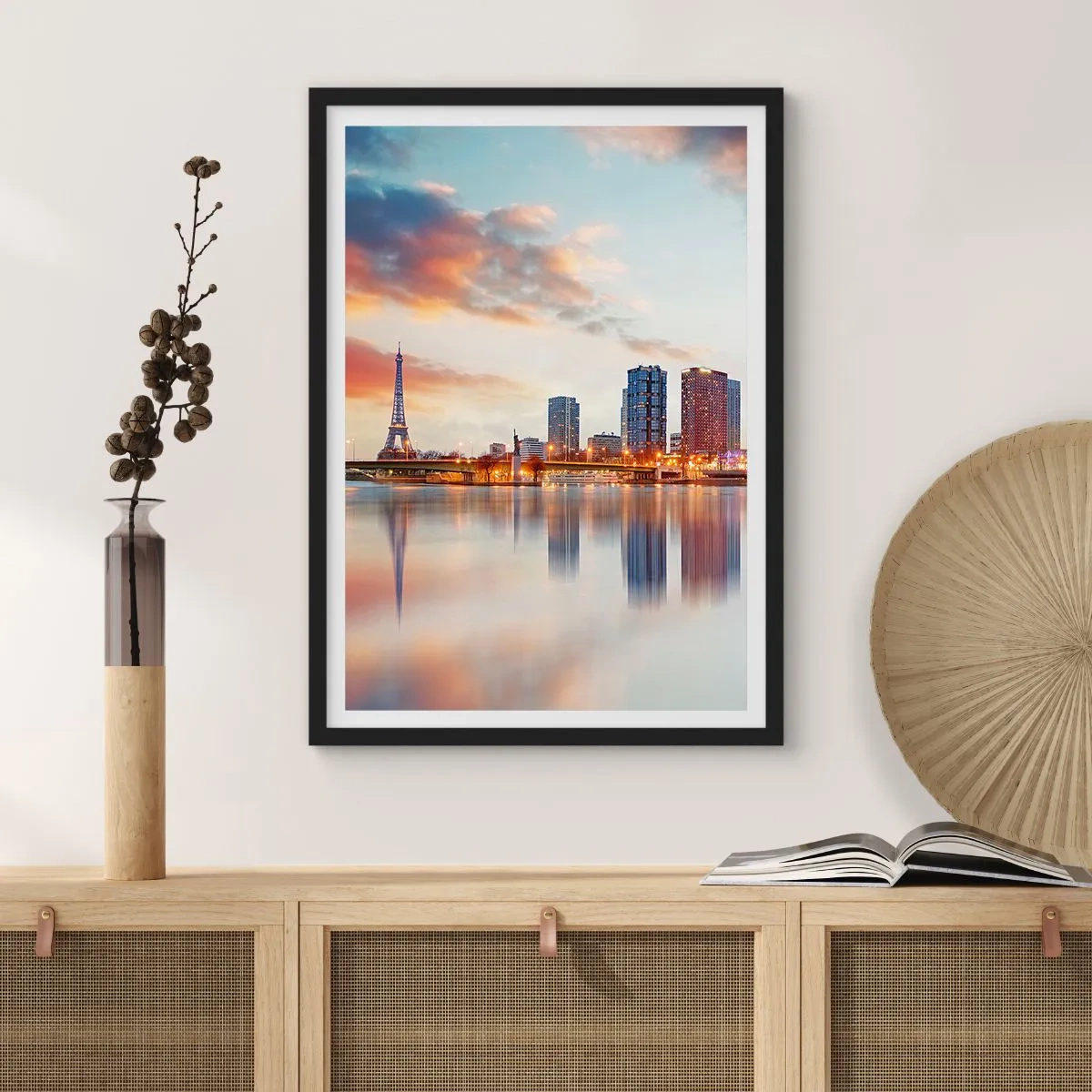 Poster în ramă neagră - Panoramă a Parisului cu Turnul Eiffel la amurg - 50x70cm - Calmul monumental al Parisului - Decorațiune modernă pentru perete pentru living și dormitor ARTTOR