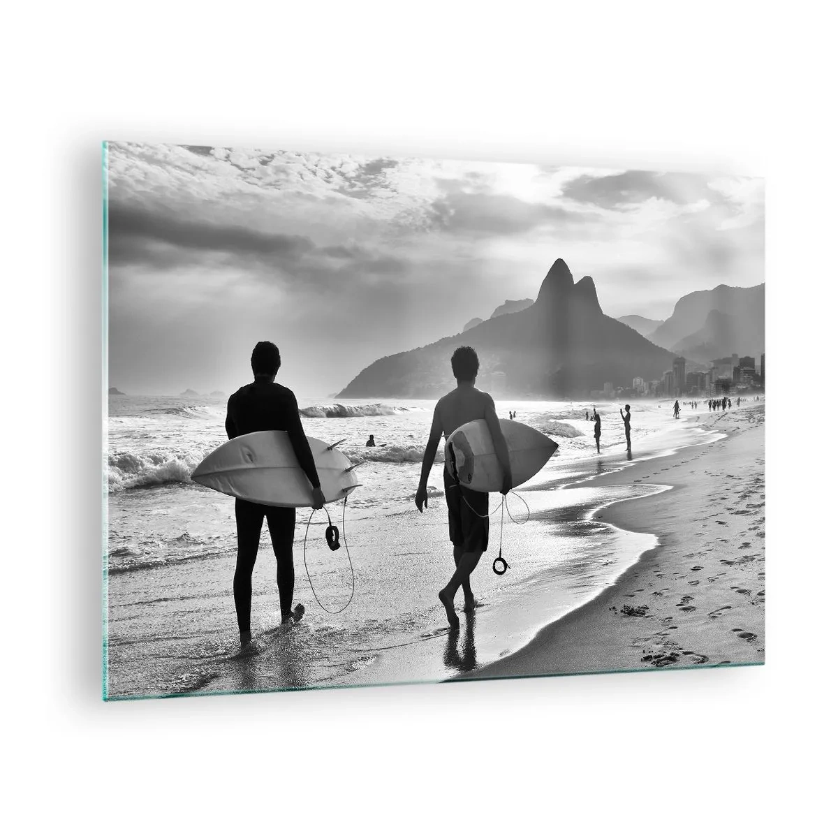 Tablou pe sticlă - Surferi pe plajă cu plăci, compoziție alb-negru - 70x50cm - Samba pentru un val - Decorațiune modernă pentru perete pentru living și dormitor ARTTOR
