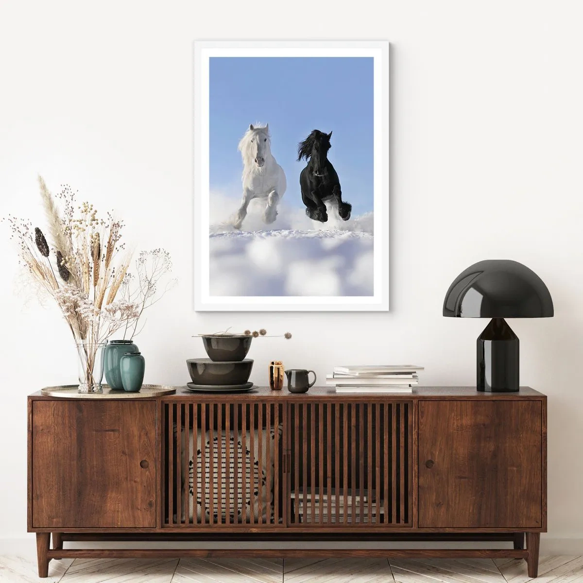 Poster în ramă albă - Galop de alb și negru - 70x100 cm