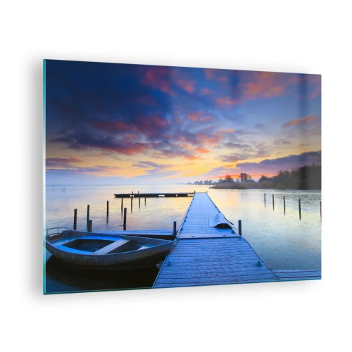Tablou pe sticlă - Un dig pe lac în zori, înconjurat de natură liniștită - 70x50cm - Seninătate mov-auriu - Decorațiune modernă pentru perete pentru living și dormitor ARTTOR