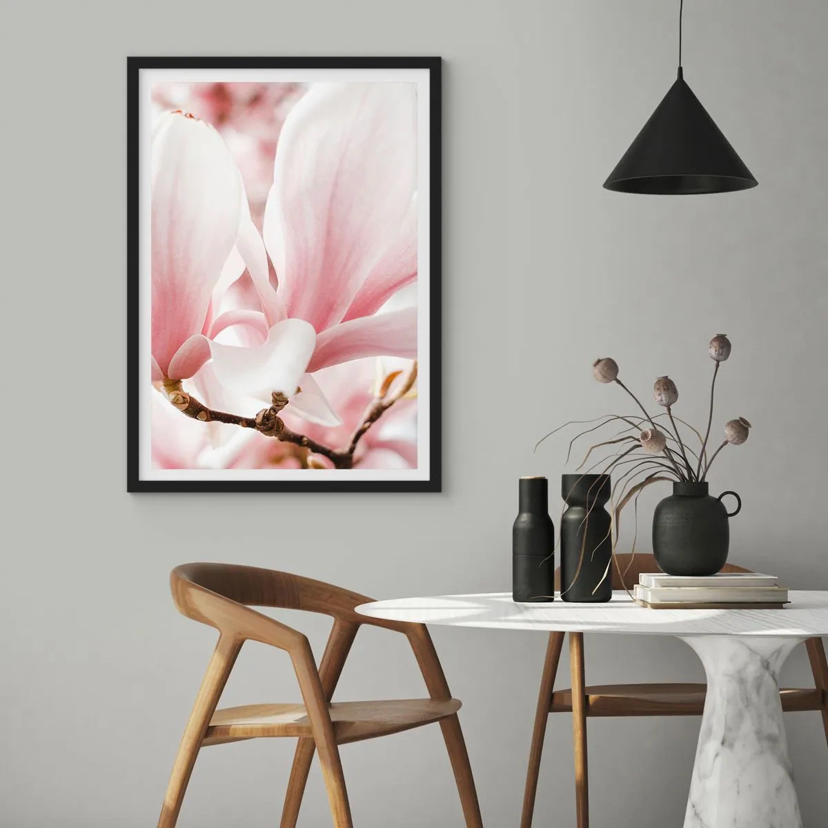 Poster în ramă neagră - Petale delicate de magnolie roz pe un fundal neclar - 50x70cm - Imensitatea sensibilității - Decorațiune modernă pentru perete pentru living și dormitor ARTTOR