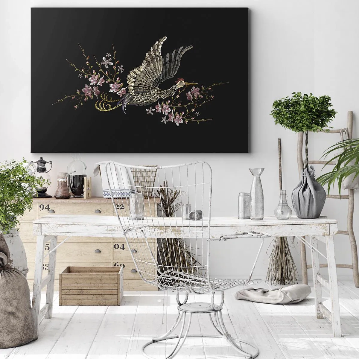 Tablou pe pânză Canvas - O pasăre în zbor cu flori pe un fundal negru - 70x50cm - Pasăre exotică brodată - Decorațiune modernă pentru perete pentru living și dormitor ARTTOR