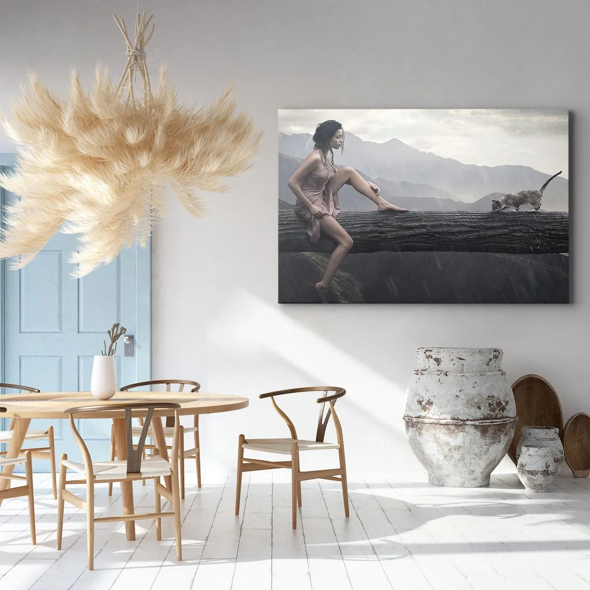 Tablou pe pânză Canvas - O femeie și o pisică pe un trunchi de copac în ploaie, cu vedere la munți. - 70x50cm - Vârfuri de frumusețe - Decorațiune modernă pentru perete pentru living și dormitor ARTTOR