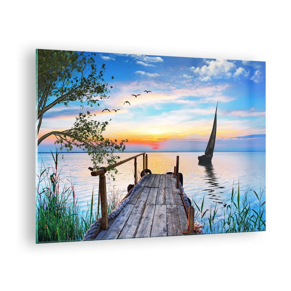 Tablou pe sticlă - Un debarcader pe malul lacului la apus, cu o barcă cu pânze în fundal - 70x50cm - Bună seara - Decorațiune modernă pentru perete pentru living și dormitor ARTTOR