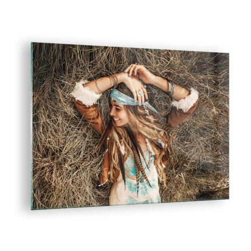 Tablou pe sticlă - Femeie în stil boho întinsă în fân zâmbind - 70x50cm - În drum spre vara iubirii - Decorațiune modernă pentru perete pentru living și dormitor ARTTOR