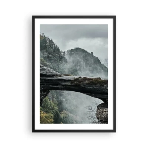 Poster în ramă neagră - O fotografie a unui misterios pod de stâncă învăluit în ceață într-un peisaj montan. - 50x70cm - Aventura este pe cale să înceapă - Decorațiune modernă pentru perete pentru living și dormitor ARTTOR