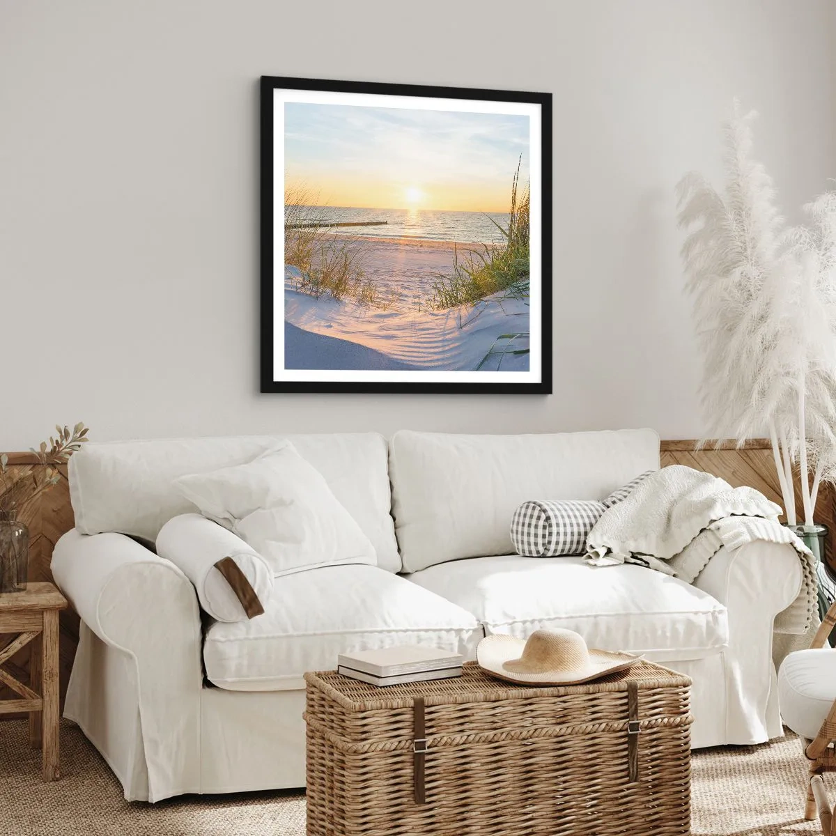 Poster în ramă neagră - Zumzet de mare, o plajă sălbatică printre ierburi... - 30x30 cm