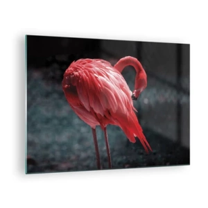 Tablou pe sticlă - Un flamingo în nuanțe intense de roșu pe un fundal închis - 70x50cm - Poemul purpuriu al naturii - Decorațiune modernă pentru perete pentru living și dormitor ARTTOR