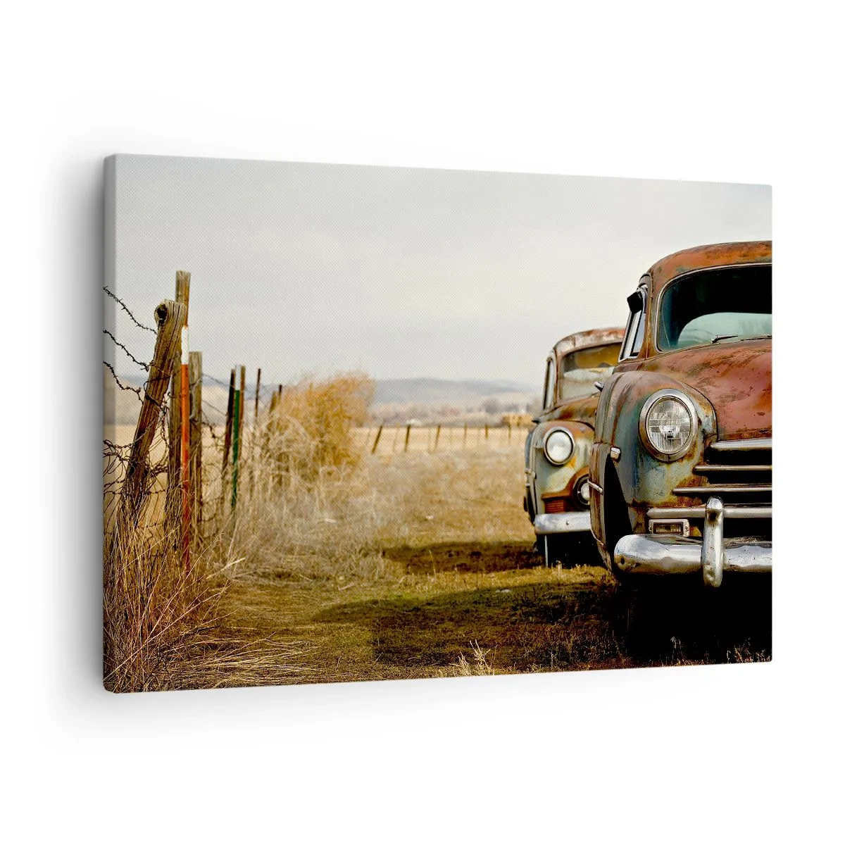 Tablou pe pânză Canvas - Două mașini vechi pe un drum de pământ lângă un gard de lemn - 70x50cm - O odihnă binemeritată - Decorațiune modernă pentru perete pentru living și dormitor ARTTOR