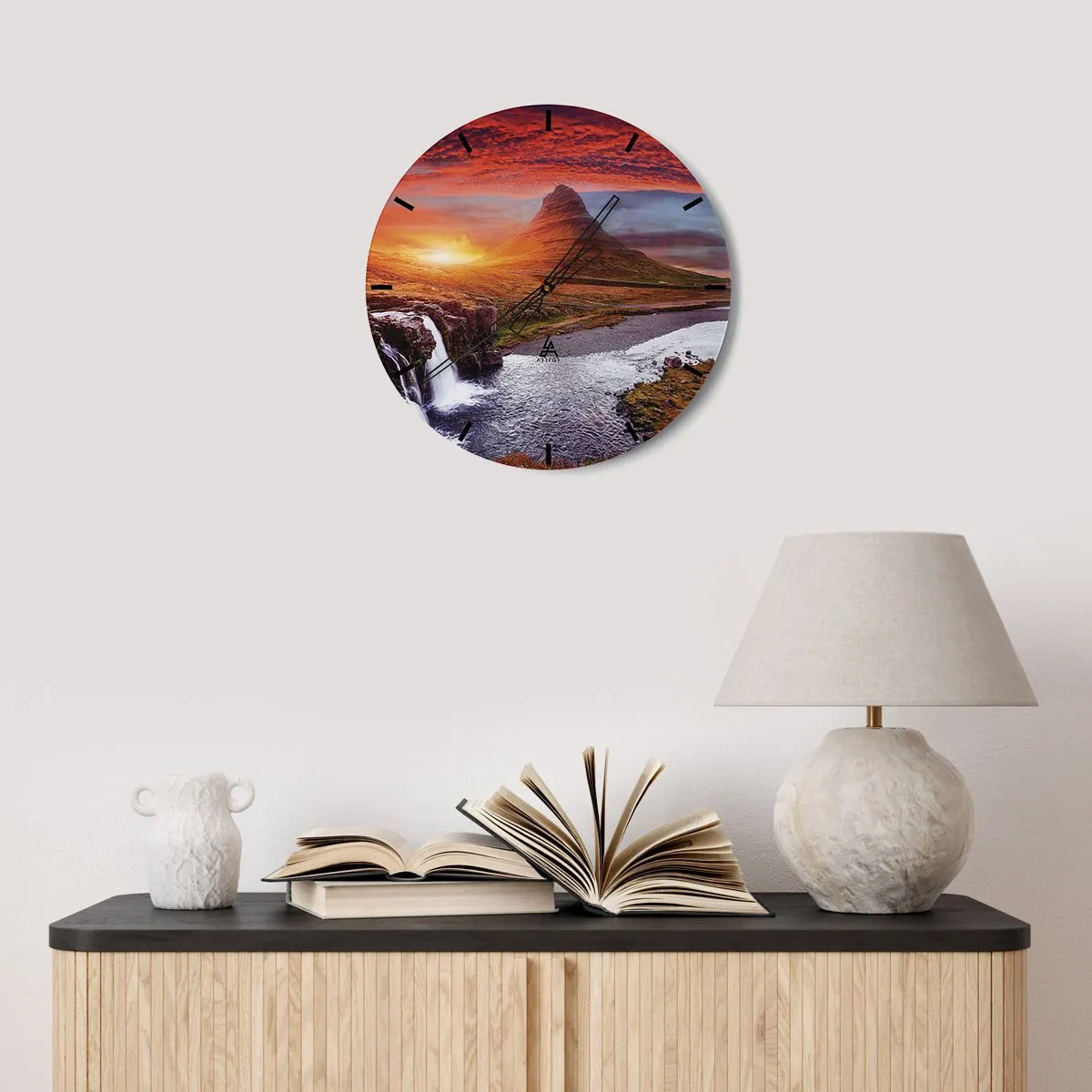 Ceas de perete - Ceas pe sticlă - Un peisaj pitoresc cu un munte, o cascadă și un apus de soare - 30x30cm - Imaginea Pământului de Mijloc - Decorațiune modernă pentru perete pentru living, bucătărie și dormitor ARTTOR