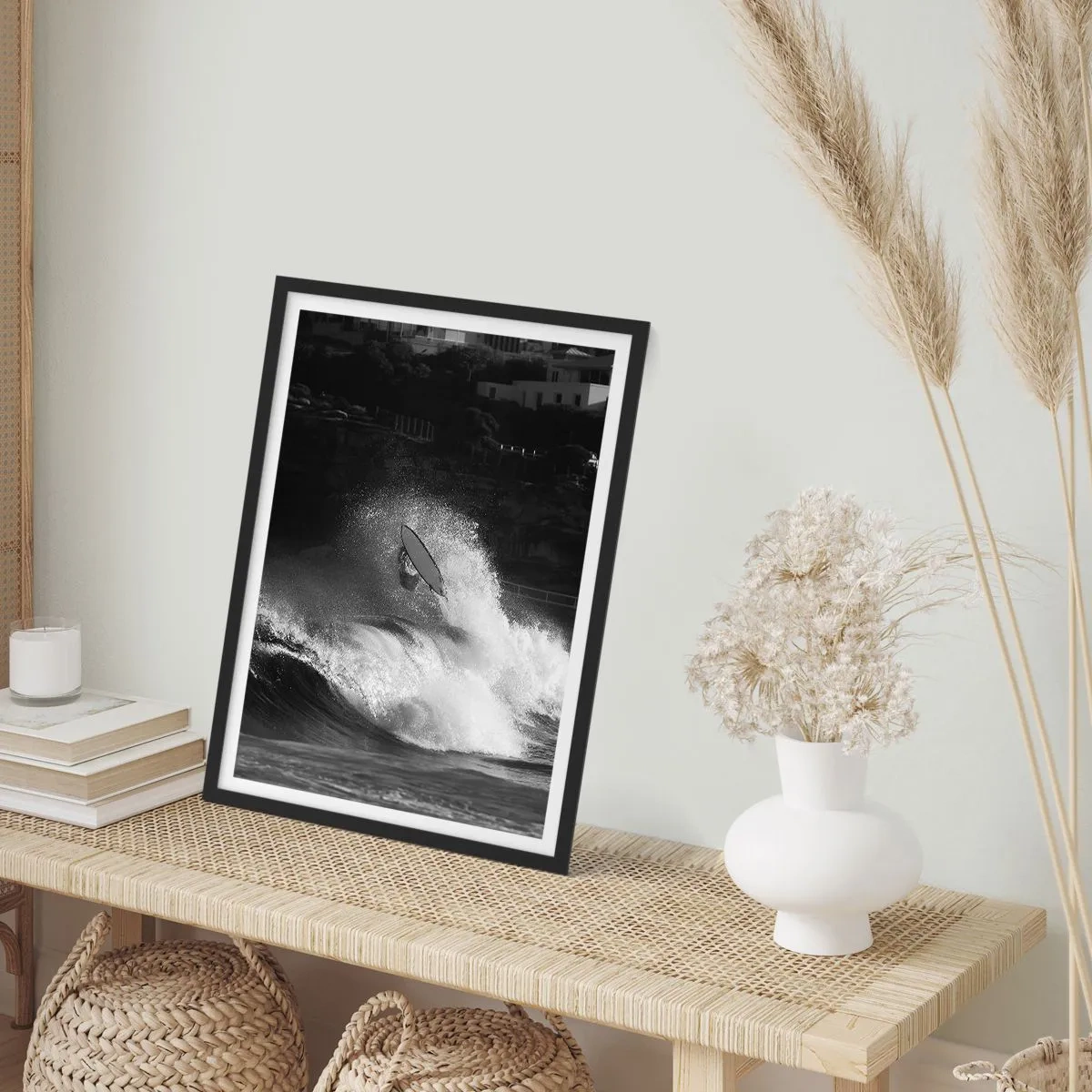 Poster în ramă neagră - Surfer alb-negru în acțiune pe valuri agitate - 50x70cm - Provocare acceptată! - Decorațiune modernă pentru perete pentru living și dormitor ARTTOR