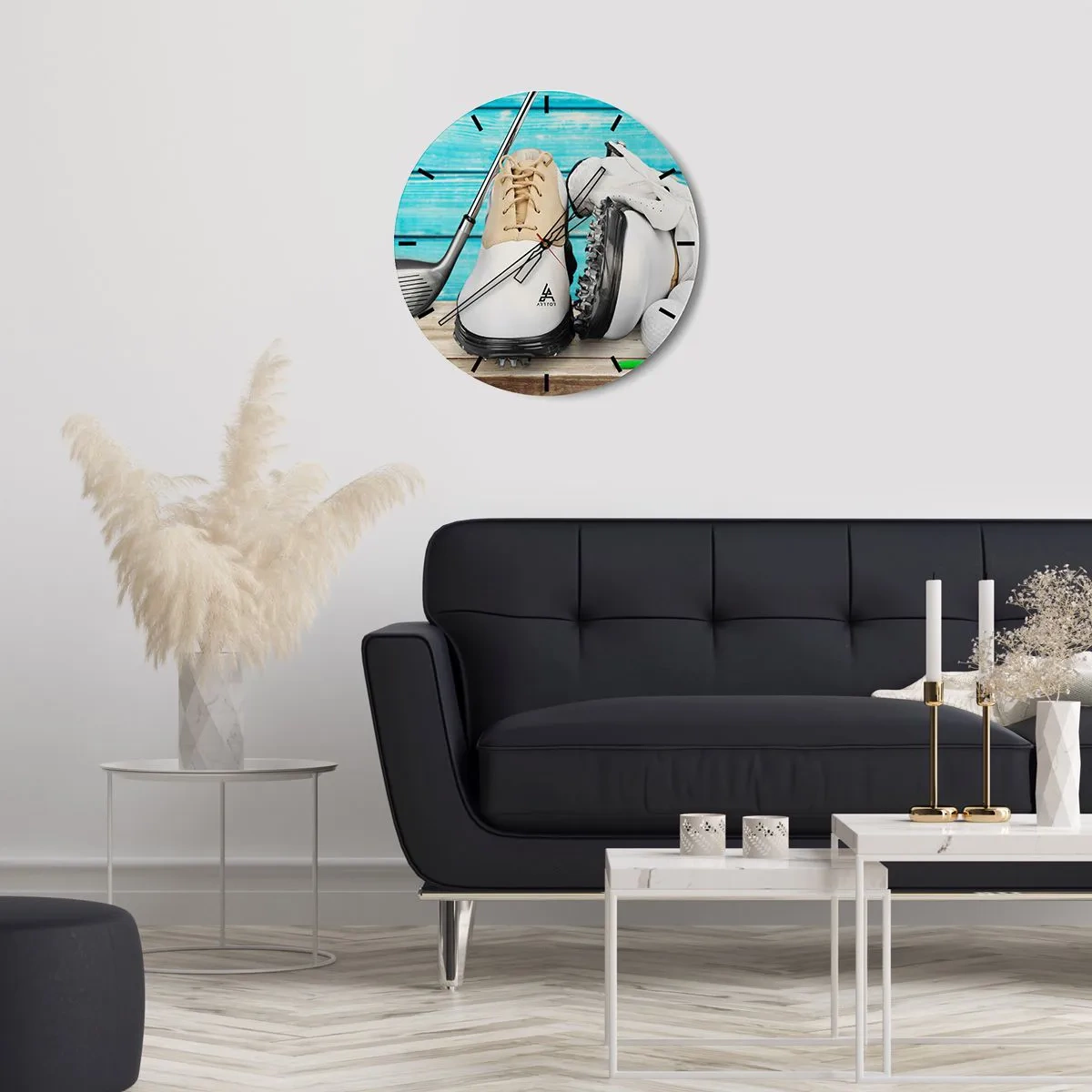 Ceas de perete - Ceas pe sticlă - Pantofi de golf, o crosă de golf și mingi pe un fundal albastru de lemn - 30x30cm - Totul este gata - Decorațiune modernă pentru perete pentru living, bucătărie și dormitor ARTTOR