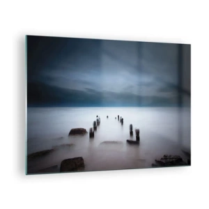 Tablou pe sticlă - Peisaj litoral atmosferic cu piloni de lemn - 70x50cm - Un lac în ceața calmă - Decorațiune modernă pentru perete pentru living și dormitor ARTTOR