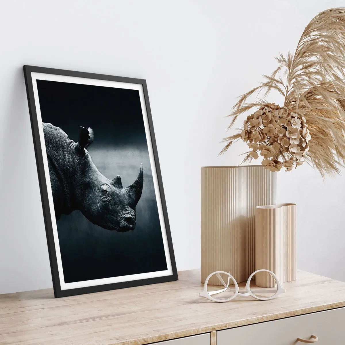 Poster în ramă neagră - Portret alb-negru al unui rinocer pe un fundal întunecat - 50x70cm - Profil drept - Decorațiune modernă pentru perete pentru living și dormitor ARTTOR