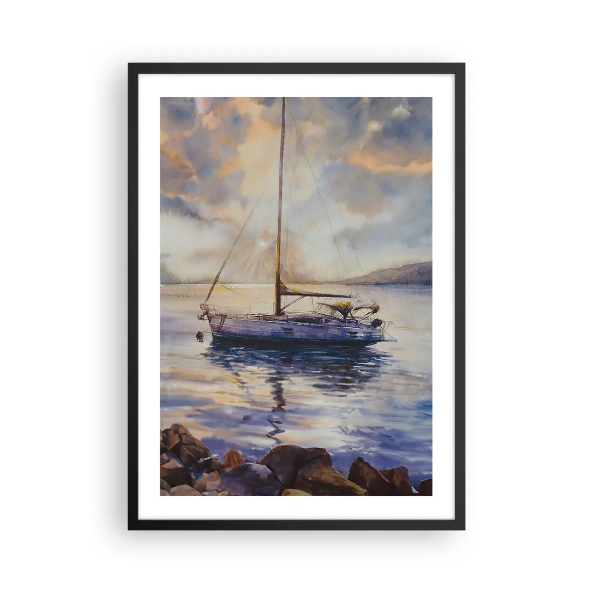 Poster în ramă neagră - O barcă cu pânze pe ape calme în lumina apusului - 50x70cm - O seară în golf - Decorațiune modernă pentru perete pentru living și dormitor ARTTOR