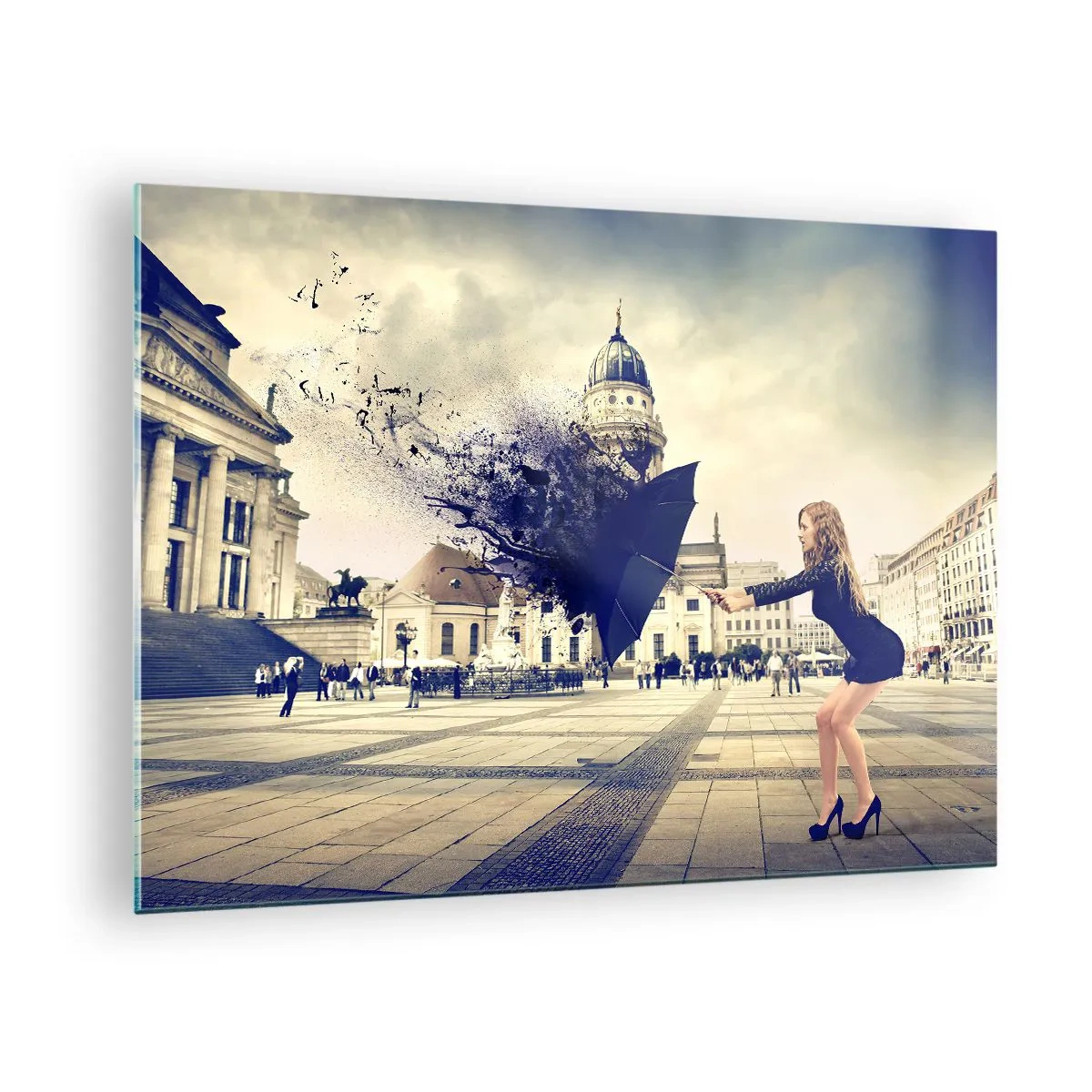 Tablou pe sticlă - O femeie cu o umbrelă pe fundalul unei piețe urbane, într-o compoziție artistică - 70x50cm - Există un astfel de vânt... - Decorațiune modernă pentru perete pentru living și dormitor ARTTOR