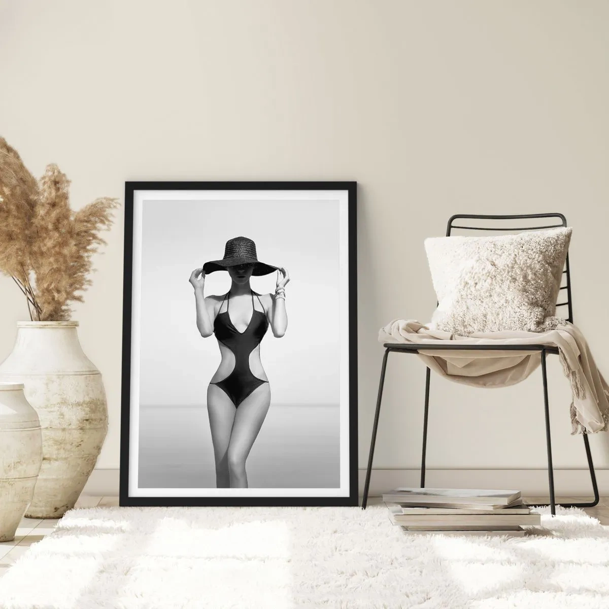 Poster în ramă neagră - Fotografie alb-negru a unei femei cu pălărie și costum de baie - 50x70cm - Numele meu este: Eleganța - Decorațiune modernă pentru perete pentru living și dormitor ARTTOR
