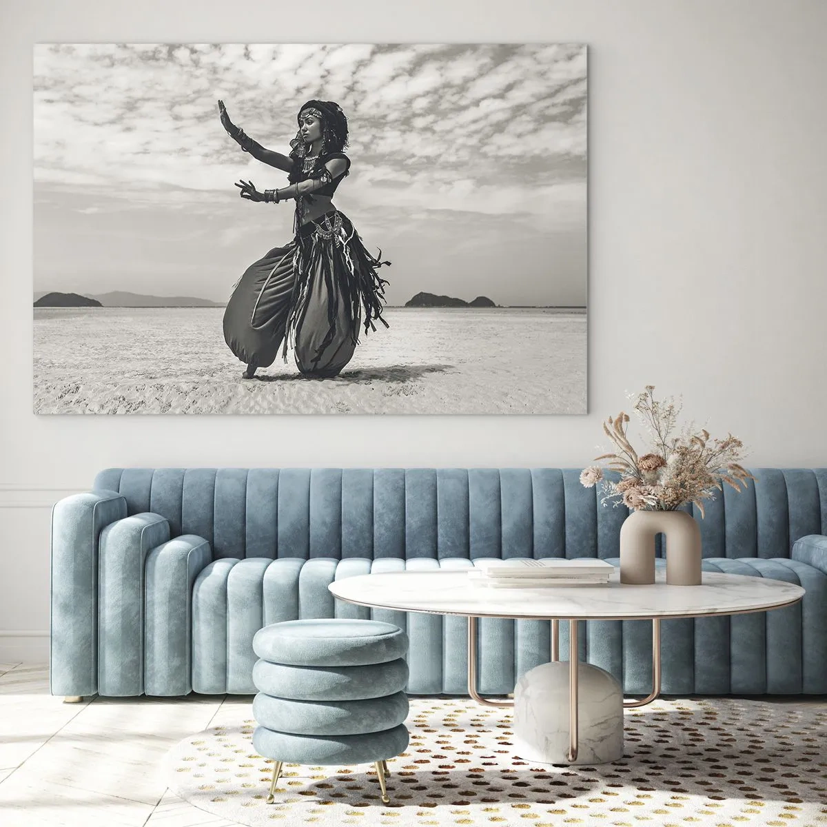 Tablou pe sticlă - Fotografie alb-negru a unei dansatoare în deșert - 70x50cm - Dansul insulelor sudice - Decorațiune modernă pentru perete pentru living și dormitor ARTTOR