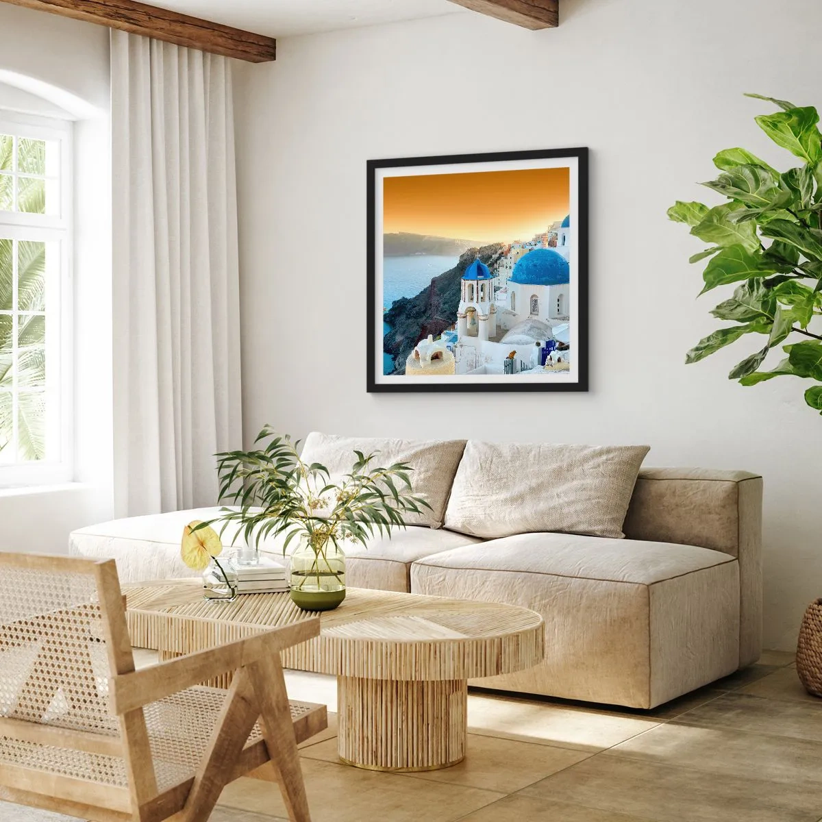 Poster în ramă neagră - Santorini - îmbrățișat de stânci - 30x30 cm