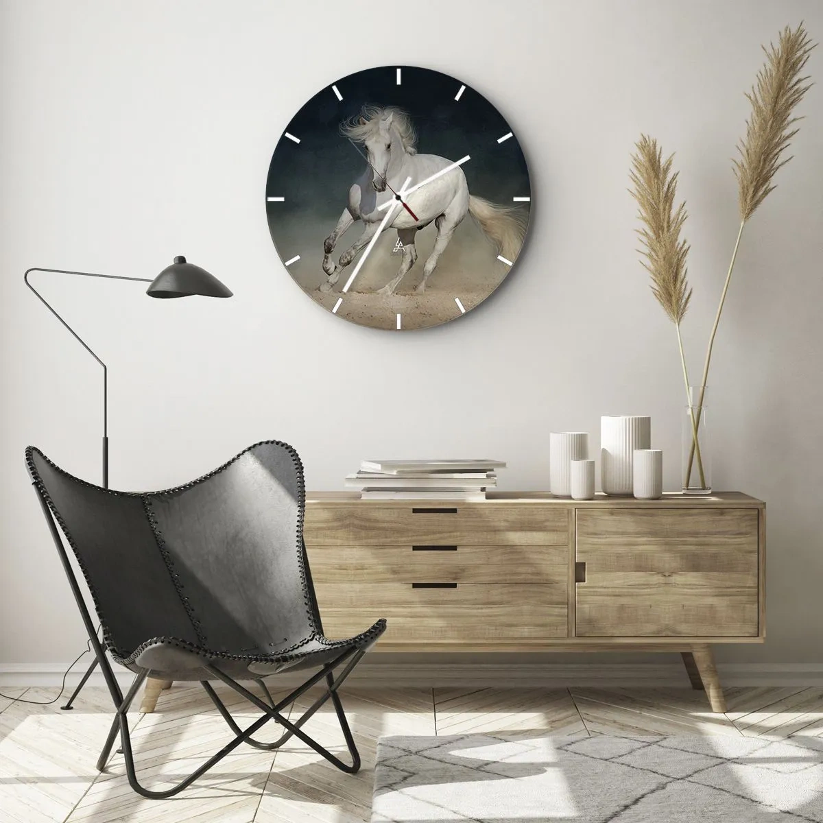 Ceas de perete - Ceas pe sticlă - Un cal alb galopând pe nisip pe un cer întunecat. - 30x30cm - Libertate în stare pură - Decorațiune modernă pentru perete pentru living, bucătărie și dormitor ARTTOR