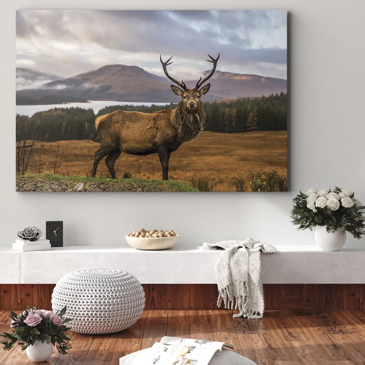 Tablou pe pânză Canvas - Un cerb pe fundalul unui peisaj montan cu lacuri și păduri - 70x50cm - Măreția naturii - Decorațiune modernă pentru perete pentru living și dormitor ARTTOR