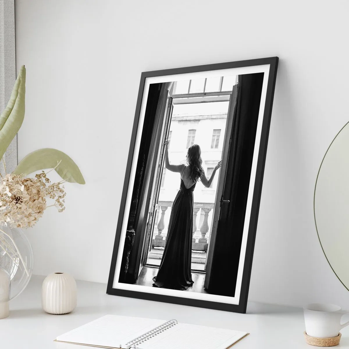 Poster în ramă neagră - O femeie într-o rochie lungă stând pe un balcon deschis - 50x70cm - Splendoare alb-negru - Decorațiune modernă pentru perete pentru living și dormitor ARTTOR