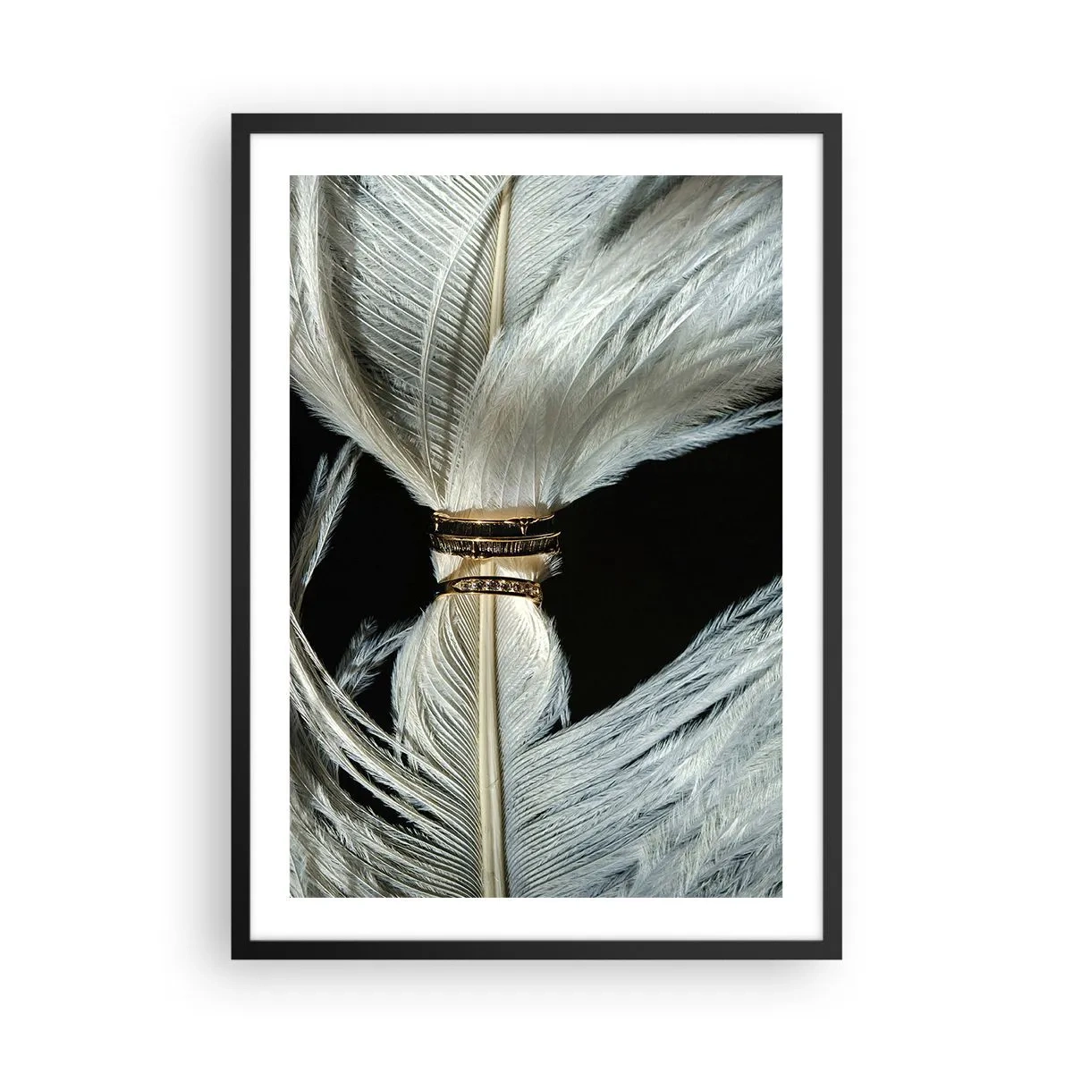 Poster în ramă neagră - Prim-plan cu pene albe legate cu o panglică aurie - 50x70cm - ...și nu te voi părăsi.. - Decorațiune modernă pentru perete pentru living și dormitor ARTTOR