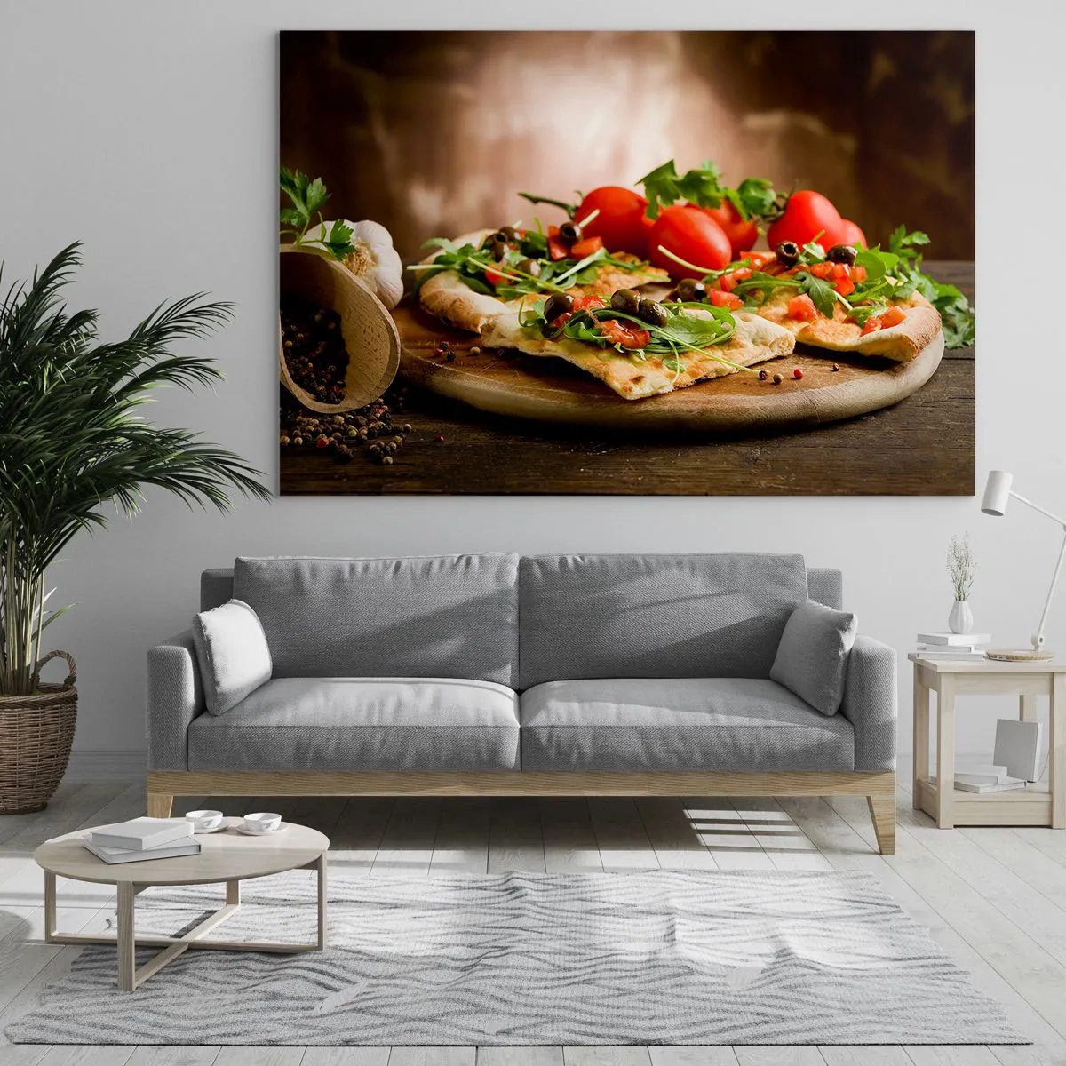 Tablou pe sticlă - Pizza pe o placă de lemn cu rucola și roșii - 70x50cm - Direct din cuptor și din grădină - Decorațiune modernă pentru perete pentru living și dormitor ARTTOR