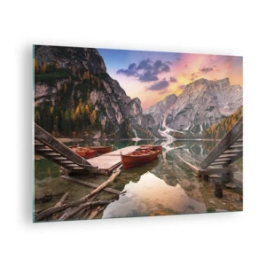 Tablou pe sticlă - Lac de munte cu dig și bărci la răsărit - 70x50cm - Promisiunea zilei - Decorațiune modernă pentru perete pentru living și dormitor ARTTOR