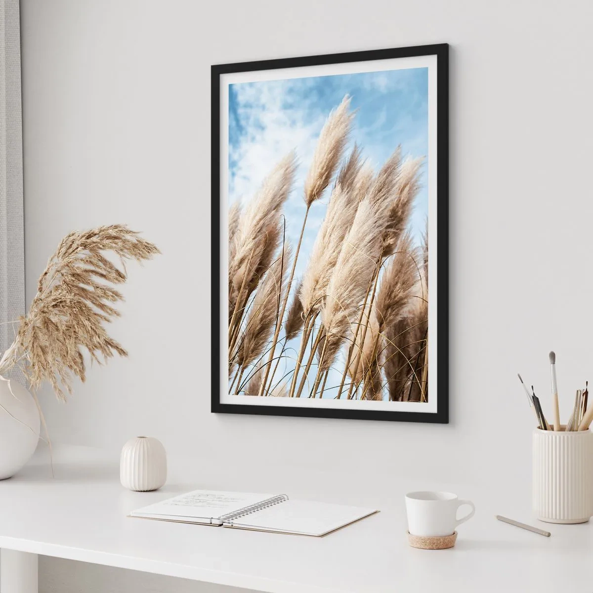 Poster în ramă neagră - Iarbă de pampas pe cer - 50x70cm - Mângâiere însorită și vântoasă - Decorațiune modernă pentru perete pentru living și dormitor ARTTOR