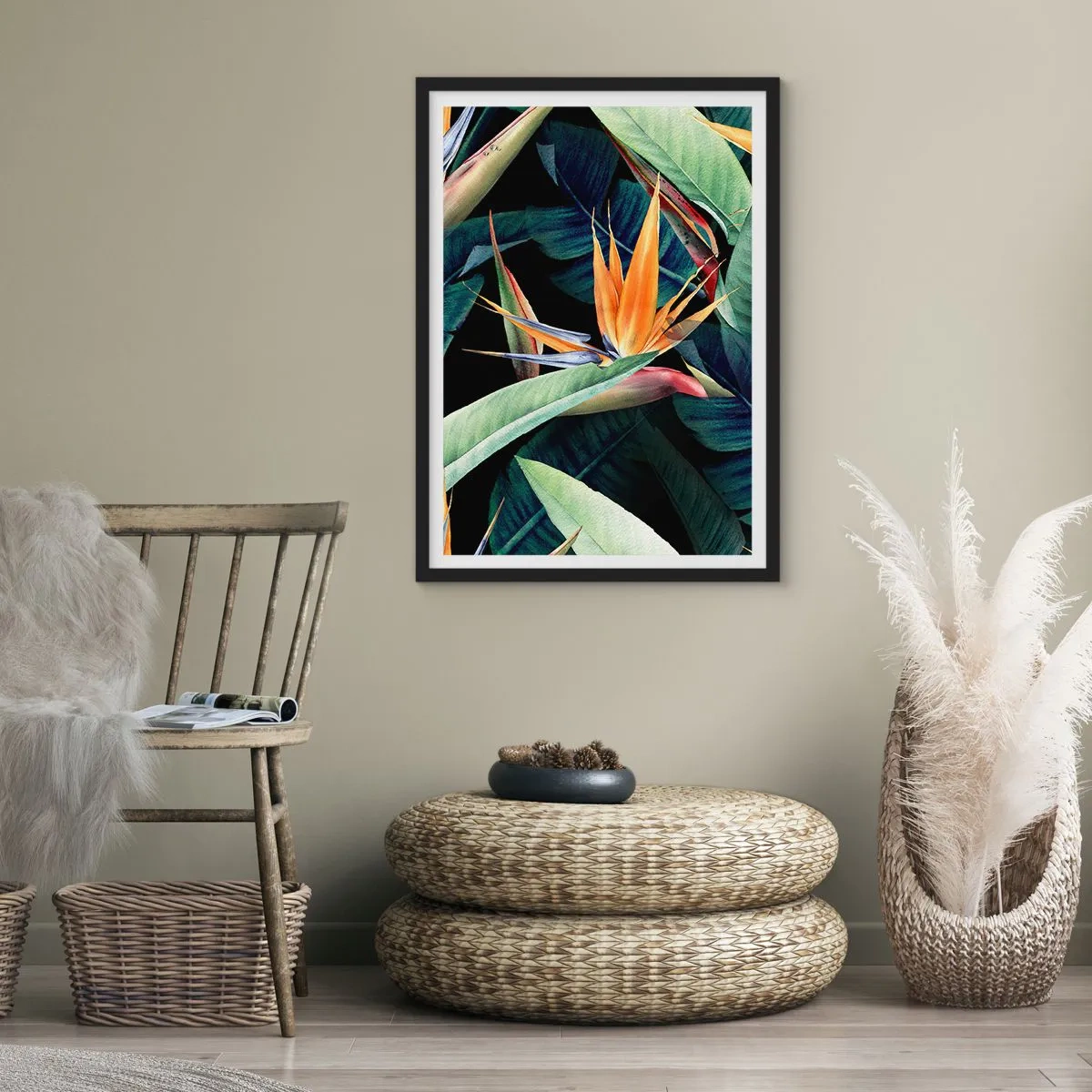 Poster în ramă neagră - Floare exotică de strelitzia pe un fundal întunecat - 50x70cm - Florile de flacără ale tropicelor - Decorațiune modernă pentru perete pentru living și dormitor ARTTOR